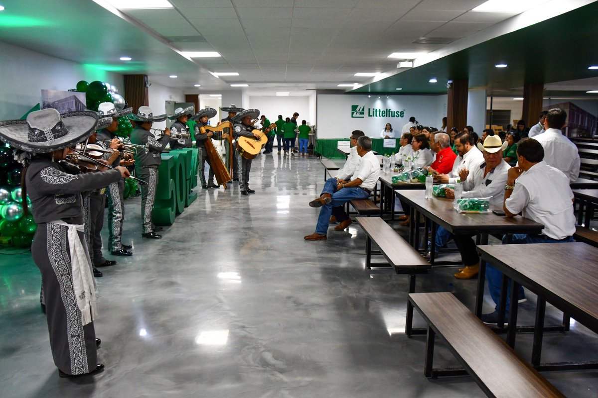 tereso_medina's tweet photo. En compañía de mis hermanas y hermanos trabajadores, acudí a la Celebración del 50 Aniversario de la empresa Littlefuse, de Piedras Negras.
En atención, cercanía y practicando un #SindicalismoResponsable, continuaremos respaldando a las y los trabajadores. https://t.co/UuvHwRufqN