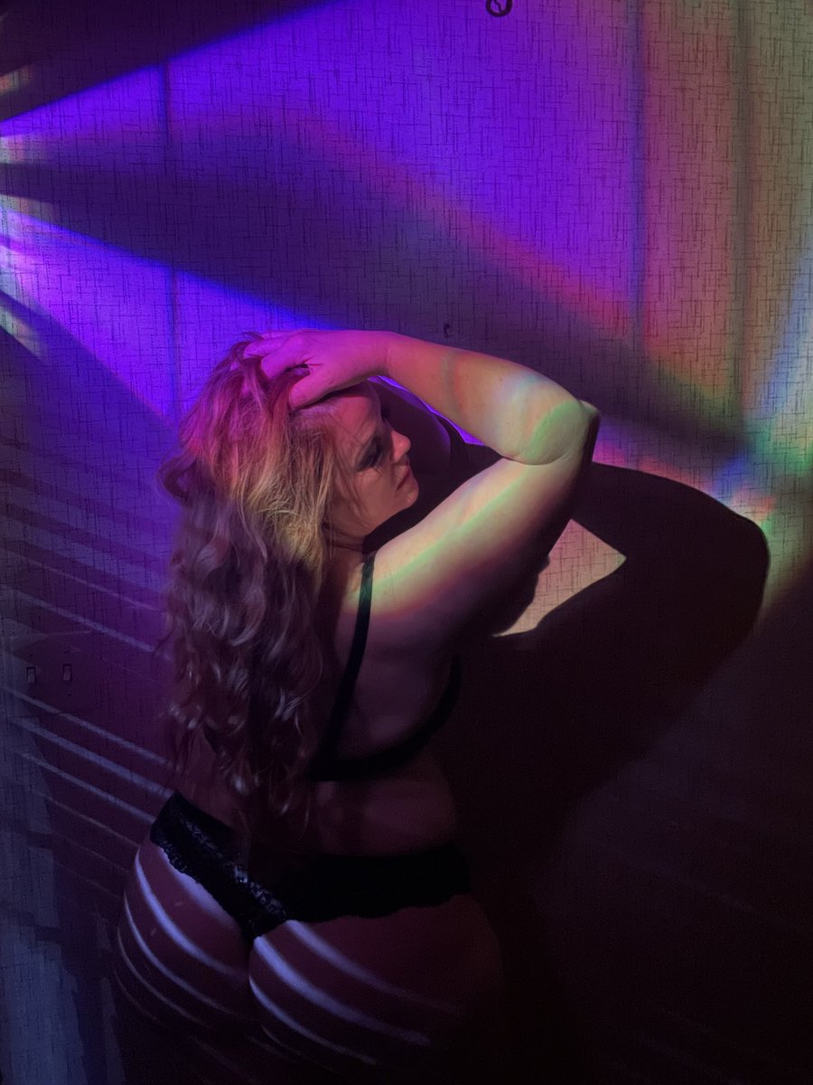 real_dawnnrenee's tweet photo. Whatโs new babe? Cum say hi ๐ https://t.co/R11ahxJx63 #curvy #bootybabe #milf https://t.co/isK9PtTgLg