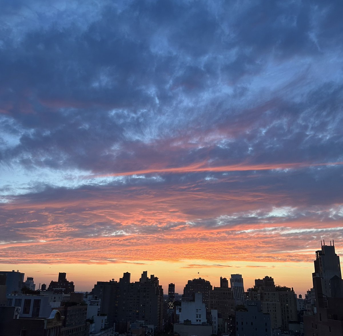 Schwartzie14's tweet photo. No filter. Just sky.
#nowyork https://t.co/QVG6uYoyBO
