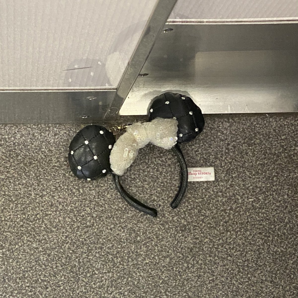 JunjiChiba's tweet photo. 1週間ほど前小田急線車内に落ちてたから駅員さんに届けたんだけど無事持ち主さんに返ってるといいなー
珍しくないものでもご本人には思い出が詰まった大事な物かもしれないもんねー https://t.co/GJyj1cNEiY