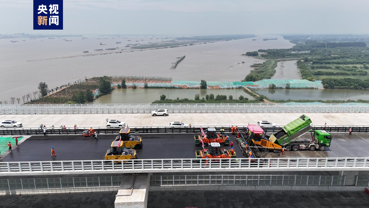 PDChinese's tweet photo. 【常泰長江大橋鋼橋面鋪裝施工全面展開】世界最大跨度斜拉橋——位於江蘇的常泰長江大橋主航道橋鋼橋面鋪裝施工18日全面啟動。作為長江上首座集高速公路、城際鐵路、普通公路三種方式於一體的過江通道，常泰長江大橋跨江段全長10.03公里，橋面計劃10月份完成瀝青鋪裝，全橋預計2025年上半年建成。 https://t.co/NvulIFFDVS