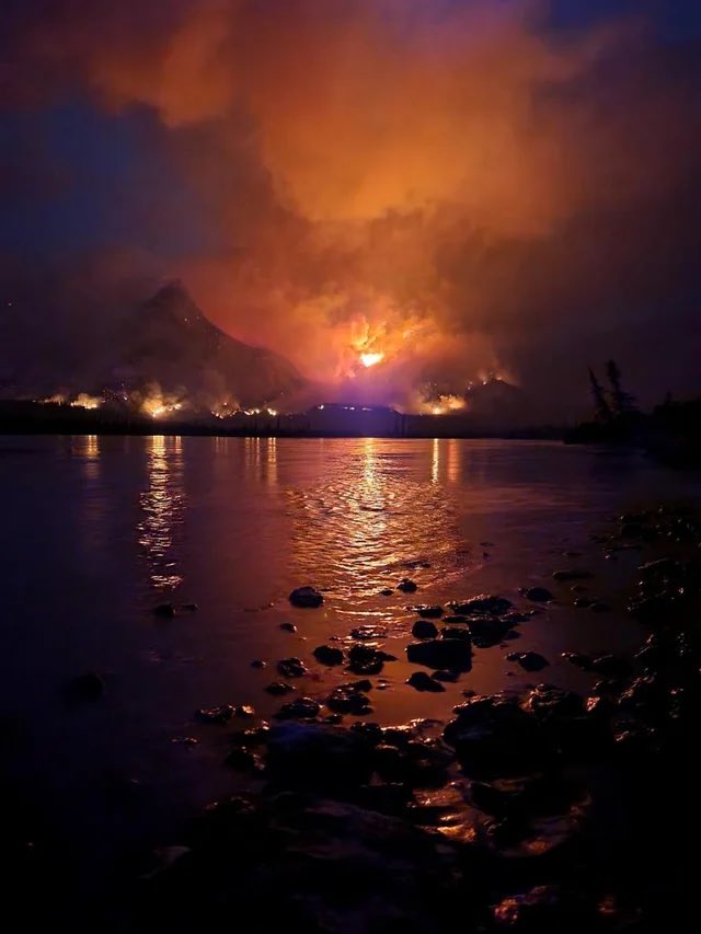 archaeomex's tweet photo. #ConvoyEnRadioChilango Aqui una foto de un incendio muy grande en donde vivo, en el Parque Nacional de Jasper en 🇨🇦 en 2022. Nos quedamos sin electricidad por una semana, y aunque nunca hubo peligro inminente para el pueblo, fue muy impresionante. Saludos https://t.co/rPDmbNoI9b