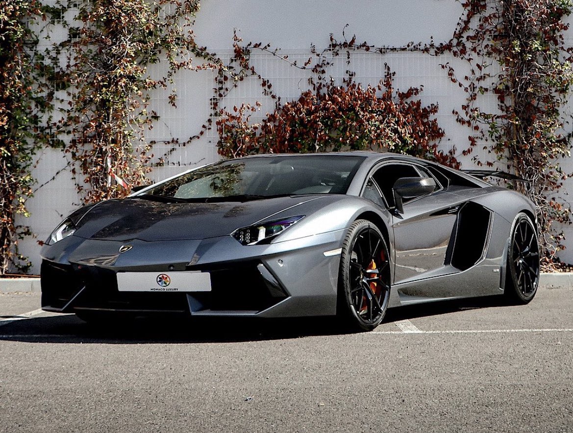 LuxuryCars365's tweet image. Lamborghini or Ferrari? 🤔