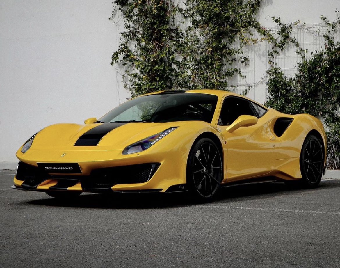 LuxuryCars365's tweet image. Lamborghini or Ferrari? 🤔