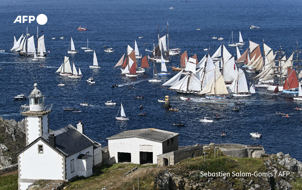 AFP's tweet photo. All shapes and sizes.

@AFP's Sebastien Salom-Gomis photographs classic vessels taking part in the grand parade of the 8th Brest Maritime Festival - one of the largest maritime events in the world - in northwestern France https://t.co/TlQXoMf7EP