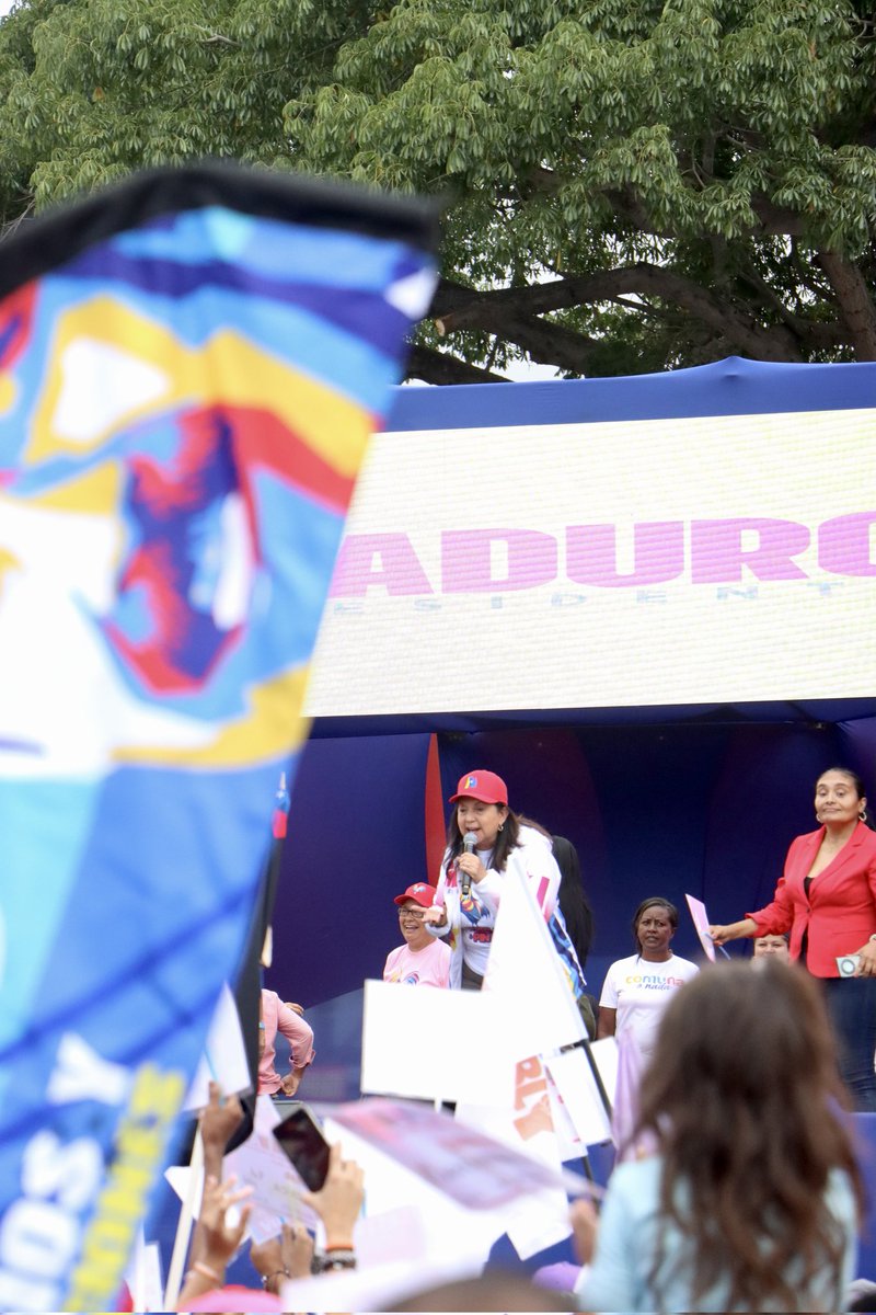 gestionperfecta's tweet photo. Un amoroso encuentro, en el que esta parroquia mostró su lealtad y total apoyo a nuestro Jefe de Estado.

¡El 28-J será una gran fiesta electoral!

#VenezuelaObrera https://t.co/pfXTa5OkyW