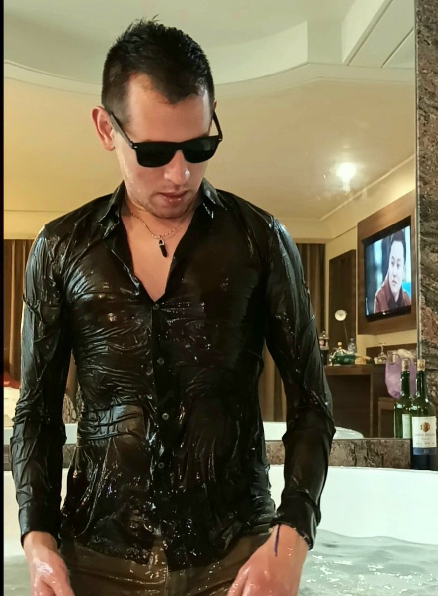Erik73096063's tweet photo. #wetclothes #wetlook #wetshirt #fetiche #soaked #fetish #soakedman 🛀💧 https://t.co/PnXaZmzziv