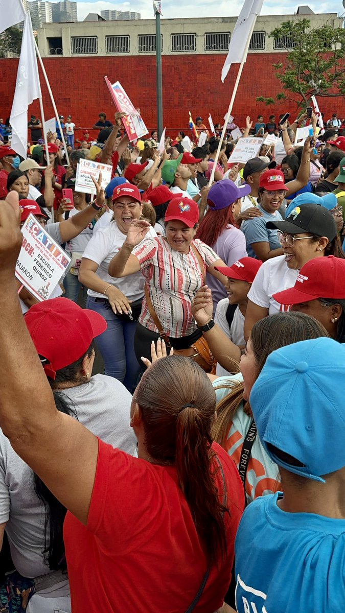 gestionperfecta's tweet photo. Un amoroso encuentro, en el que esta parroquia mostró su lealtad y total apoyo a nuestro Jefe de Estado.

¡El 28-J será una gran fiesta electoral!

#VenezuelaObrera https://t.co/pfXTa5OkyW