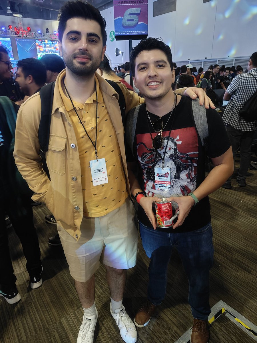 jstoygaming's tweet photo. A un lado tenemos a la mejor Sheik de la historia, al otro lado está Mr. R @Mr_RSmash 

Thanks for the photo, you're a  such a nice person. https://t.co/r1Hbgtn0t7