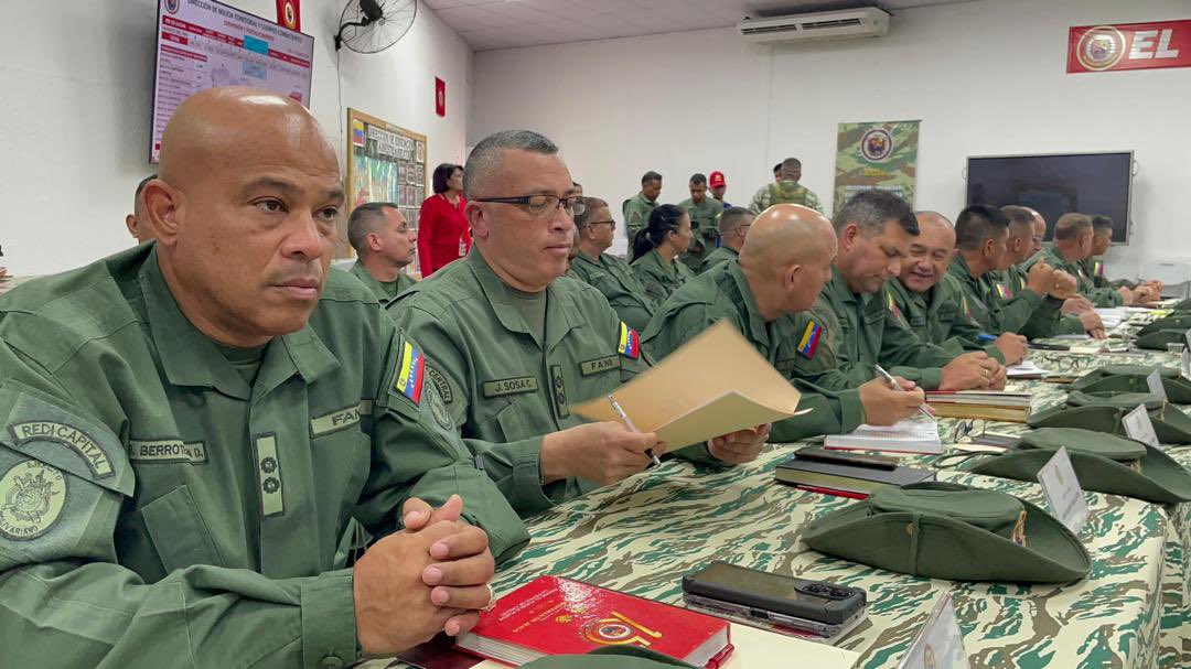 dhernandezlarez's tweet photo. Milicias Bolivarianas ! 
5 millones de combatientes comprometidos con la patria !!  Donde esté el pueblo, allí estaremos en su socorro, brindando la mayor suma de felicidad posible !

#IntegrarEsVencer https://t.co/pjC0OVbdSq