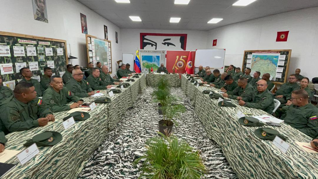 dhernandezlarez's tweet photo. Milicias Bolivarianas ! 
5 millones de combatientes comprometidos con la patria !!  Donde esté el pueblo, allí estaremos en su socorro, brindando la mayor suma de felicidad posible !

#IntegrarEsVencer https://t.co/pjC0OVbdSq