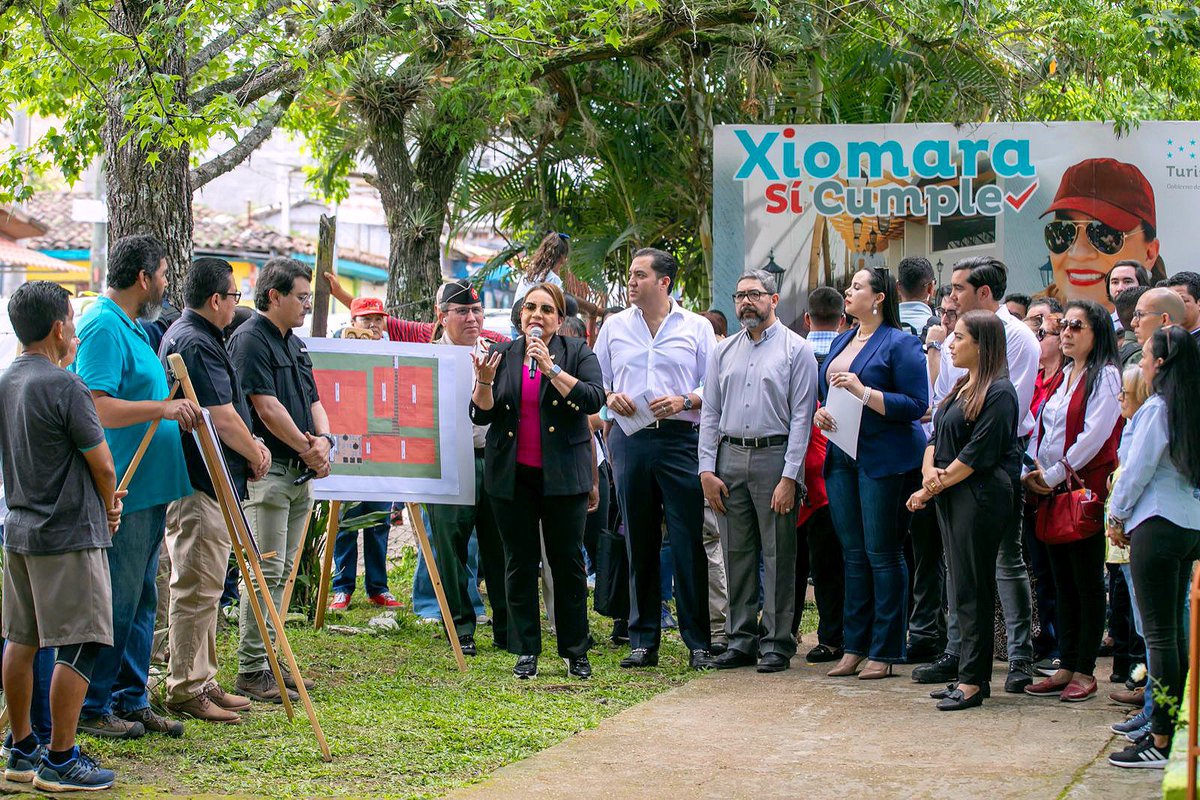 GobXiomaraHN's tweet photo. ✅📌La presidenta de la República @XiomaraCastroZ, en compañía del secretario privado @HectorZelaya, y junto a las autoridades de: @SITHonduras, @FHIS_HN, @IHToficial, @SEPresidencial y el @infopoficial, se hicieron presente en el municipio de Valle de Ángeles, donde la jefa de estado supervisó el trabajo de adoquinado y la presentación de diversos proyectos para beneficio de los habitantes del turístico sitio. 
#XiomaraSíCumple #LaRefundaciónAvanza