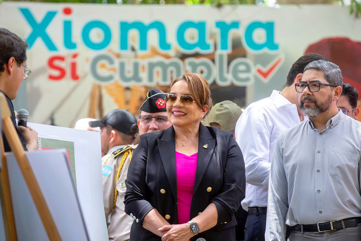 GobXiomaraHN's tweet photo. ✅📌La presidenta de la República @XiomaraCastroZ, en compañía del secretario privado @HectorZelaya, y junto a las autoridades de: @SITHonduras, @FHIS_HN, @IHToficial, @SEPresidencial y el @infopoficial, se hicieron presente en el municipio de Valle de Ángeles, donde la jefa de estado supervisó el trabajo de adoquinado y la presentación de diversos proyectos para beneficio de los habitantes del turístico sitio. 
#XiomaraSíCumple #LaRefundaciónAvanza