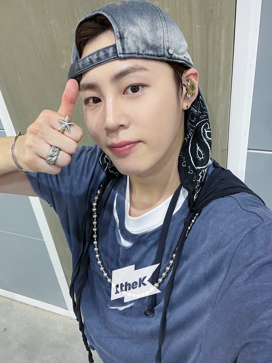 1theK's tweet image. 꿈인가요... 꿈만 같네요.. 떵웅이의 시간은 거꾸로 가나요?
혹시 전부 2022년도로 돌아갔나 싶어 날짜 확인했어요🕰️
진짜 힙셍만이 줄 수 있는 축복 받은 미모에 빠졌다🧢💙
#댄스이어 #하성운 #HASUNGWOON #Blessed @BPM_HSW 
​
#dancEAR 👉 youtu.be/SycYRu40EYE