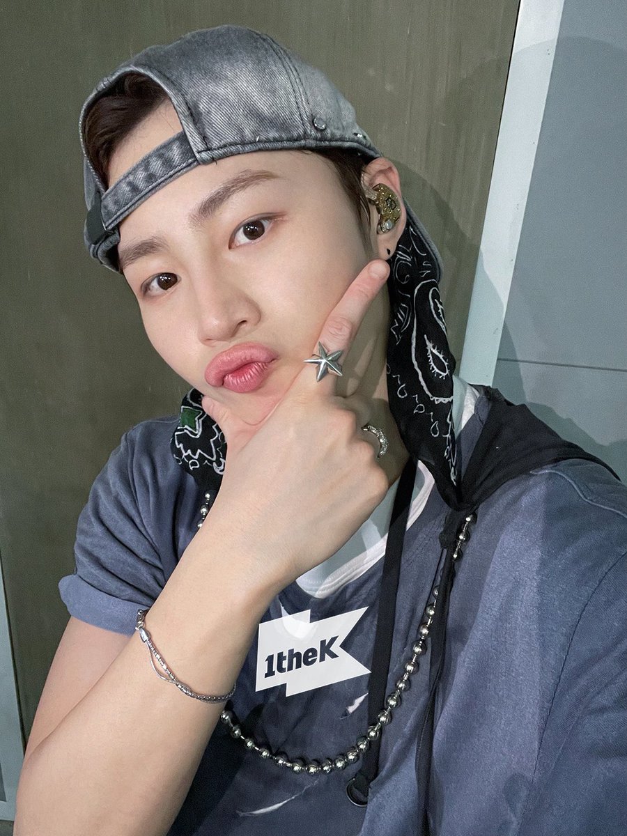 1theK's tweet image. 꿈인가요... 꿈만 같네요.. 떵웅이의 시간은 거꾸로 가나요?
혹시 전부 2022년도로 돌아갔나 싶어 날짜 확인했어요🕰️
진짜 힙셍만이 줄 수 있는 축복 받은 미모에 빠졌다🧢💙
#댄스이어 #하성운 #HASUNGWOON #Blessed @BPM_HSW 
​
#dancEAR 👉 youtu.be/SycYRu40EYE