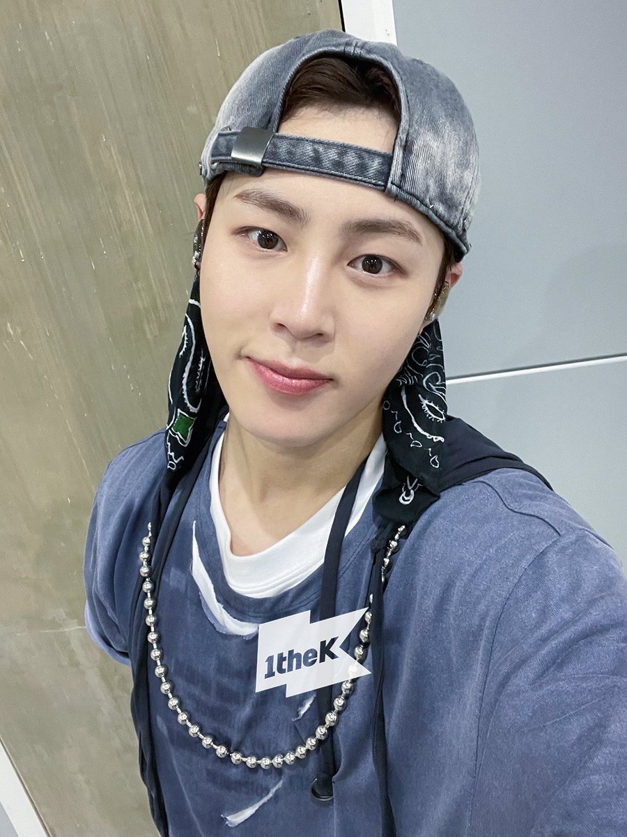 1theK's tweet image. 꿈인가요... 꿈만 같네요.. 떵웅이의 시간은 거꾸로 가나요?
혹시 전부 2022년도로 돌아갔나 싶어 날짜 확인했어요🕰️
진짜 힙셍만이 줄 수 있는 축복 받은 미모에 빠졌다🧢💙
#댄스이어 #하성운 #HASUNGWOON #Blessed @BPM_HSW 
​
#dancEAR 👉 youtu.be/SycYRu40EYE