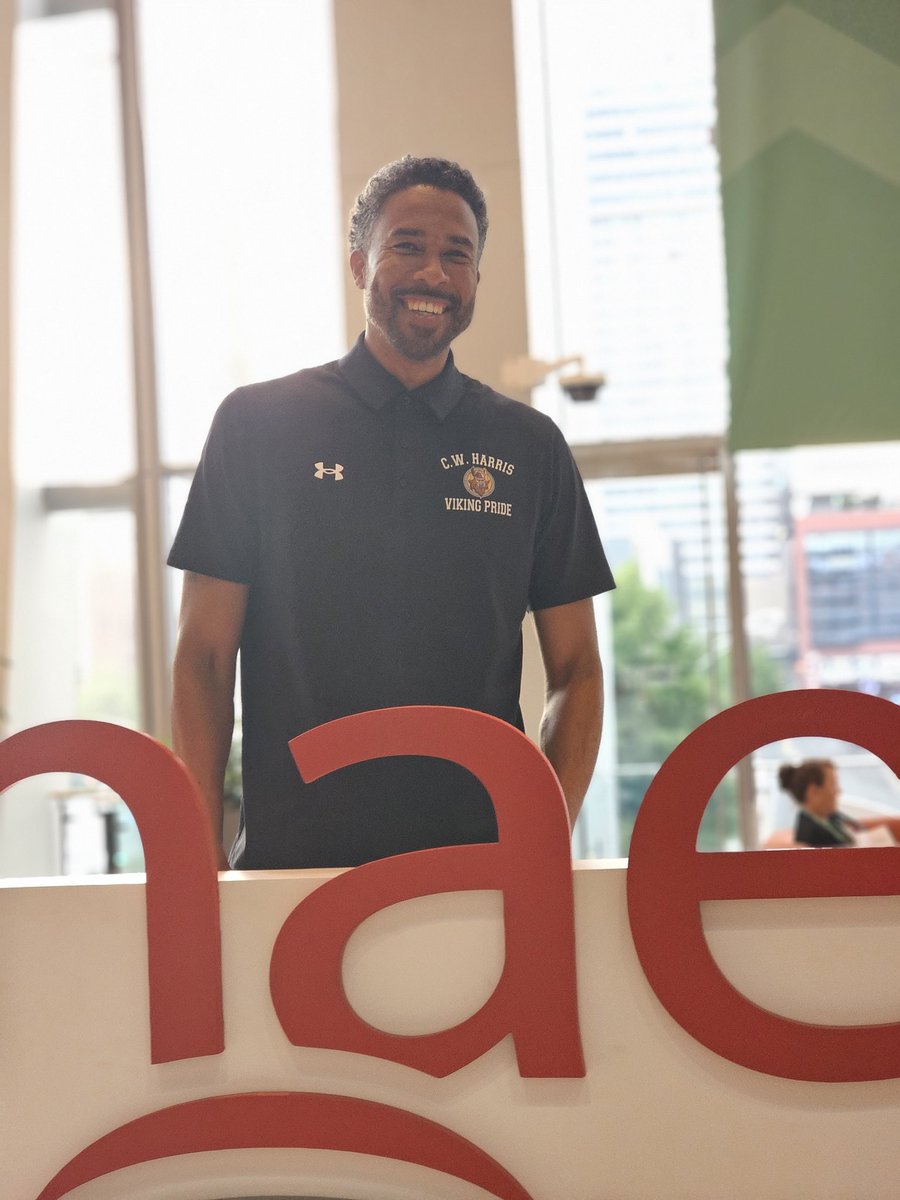 CWHarrisES's tweet photo. We've heard nothing but great things about #PrincipalsUnited and @NAESP from Principal Gorham. He's adding to his principal toolkit and modeling what it means to be a lifelong learner. Shoutout to our cluster 3 friends @BurroughsES &amp; @LangleyDCPS  @dcpublicschools https://t.co/GFIPm8vwdi