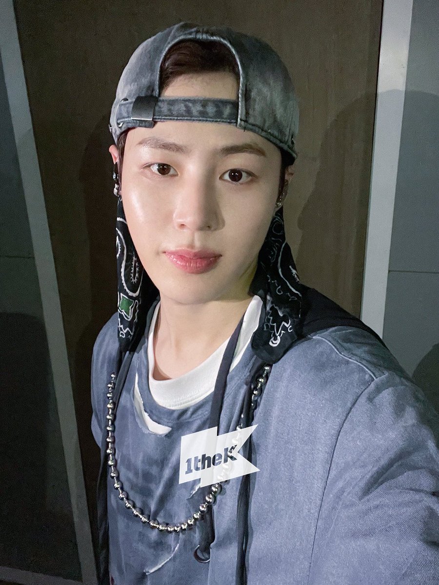 1theK's tweet image. 꿈인가요... 꿈만 같네요.. 떵웅이의 시간은 거꾸로 가나요?
혹시 전부 2022년도로 돌아갔나 싶어 날짜 확인했어요🕰️
진짜 힙셍만이 줄 수 있는 축복 받은 미모에 빠졌다🧢💙
#댄스이어 #하성운 #HASUNGWOON #Blessed @BPM_HSW 
​
#dancEAR 👉 youtu.be/SycYRu40EYE