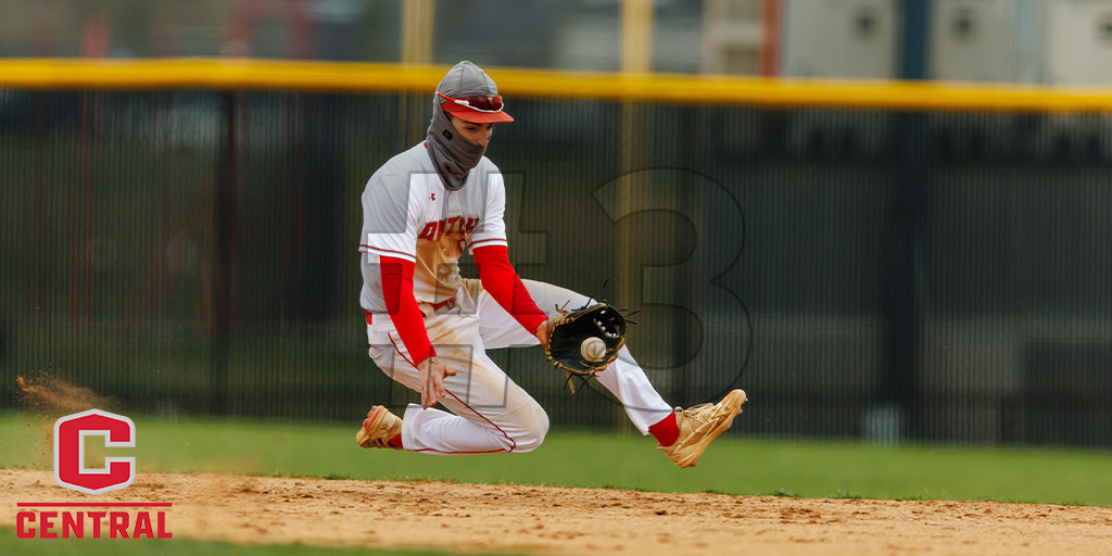 Images of the Year - No. 3: Logan McCoy shows off his range at second base against Hamline in March.

#GoDutch #rollriversBSB