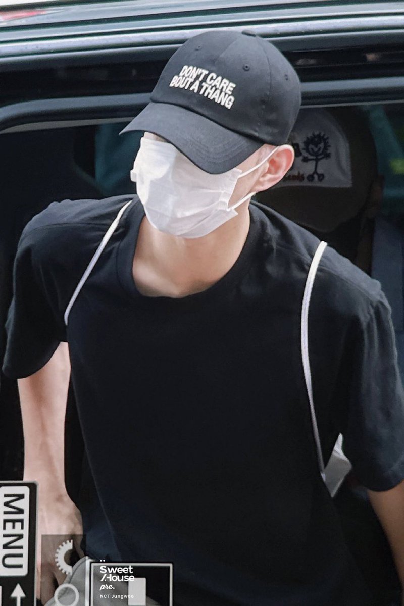 정우씨 넓은 어깨에 줄 두개가 아슬아슬하게 걸려있네