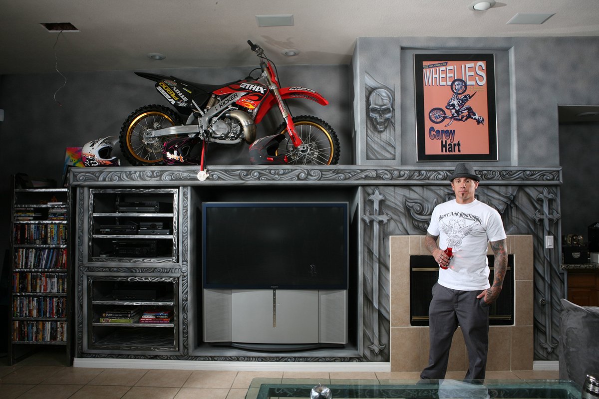 FuchsProjects's tweet image. Happy Birthday Carey Hart !!! 🥳
Photographs by © Rafael Fuchs Oct. 2006 
Carey Hart’s home, Las Vegas. for @usweekly 
📸 @FuchsProjects  @hartluck @HHtattooco
