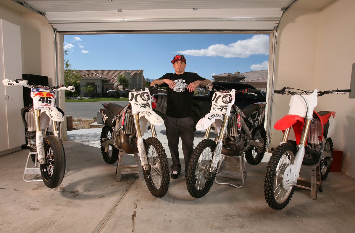 FuchsProjects's tweet image. Happy Birthday Carey Hart !!! 🥳
Photographs by © Rafael Fuchs Oct. 2006 
Carey Hart’s home, Las Vegas. for @usweekly 
📸 @FuchsProjects  @hartluck @HHtattooco