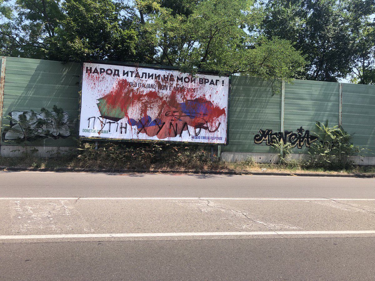 IntSovranista's tweet photo. Continuate pure a imbrattare manifesti per zittire le opinioni altrui, maiali nazisti: gli italiani devono vedere con i loro occhi quanto bestie siete, pieni di odio razzista e intolleranza. Abbiamo già resistito al nazismo 80 fa; resisteremo ancora! #LARUSSIANONÈILMIONEMICO https://t.co/sLDMgxHCDa