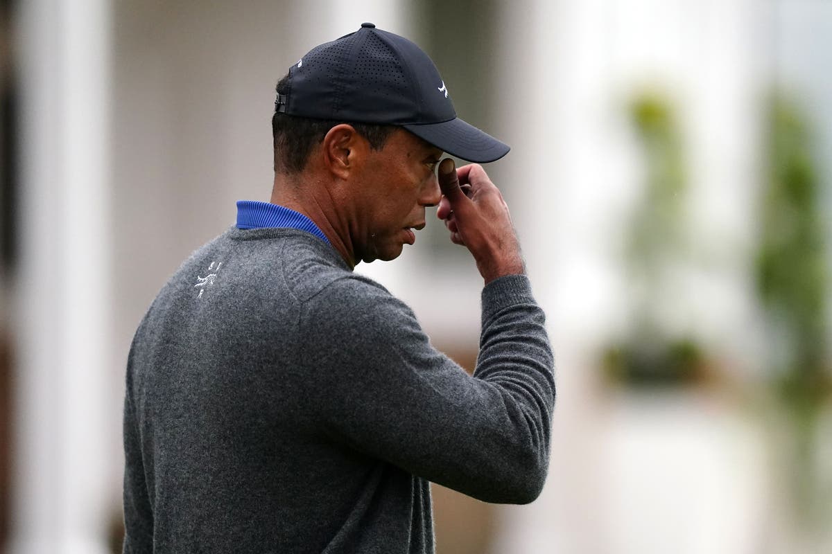 Tiger Woods cuts frustrated figure after 79 leaves him fighting to make Open cut dlvr.it/T9mrgZ