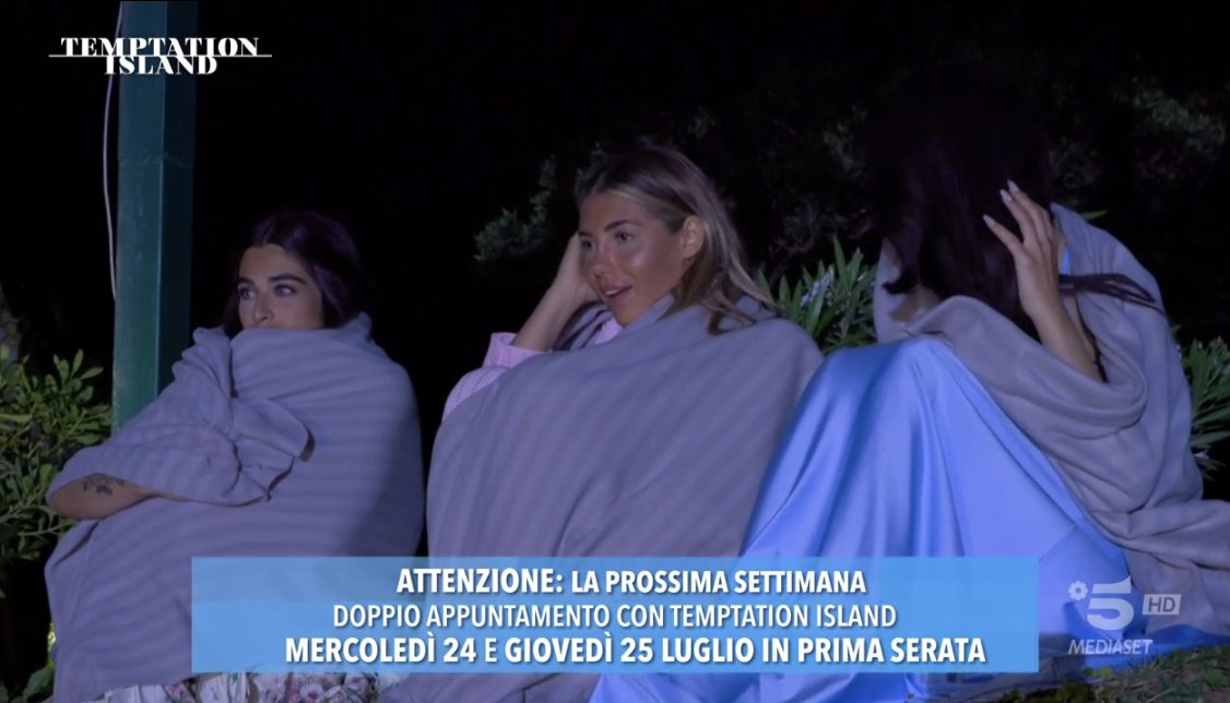 trash_italiano's tweet photo. Loro regine che nel frattempo guardano tutto il cinema anche col plaid #TemptationIsland https://t.co/RmkiuHheAI