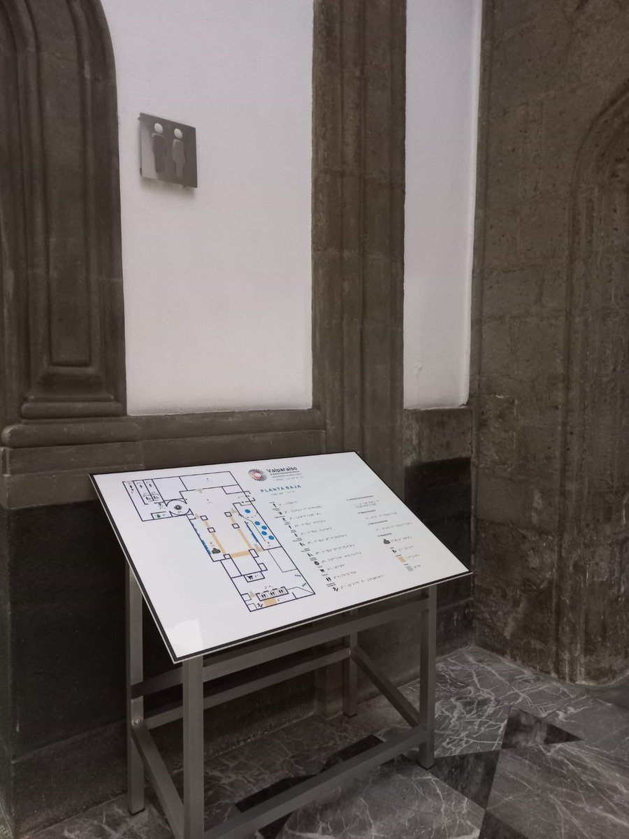 LibreAccesoAC's tweet image. Un soporte informativo de mapa háptico, Braille y texto de información - referencia de ubicación, de edificio histórico. Se encuentra en Foro Valparaiso.