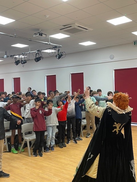 HabsAdamsGS's tweet photo. Lesley Smith, historian and curator of Tutbury Castle, Staffordshire, came in to reenact the role of Elizabeth I in a role play session. Y7 and Y10 GCSE pupils enjoyed a fascinating talk and Q&amp;A session that brought to life Elizabethan England.

#HabsAdamsHistory #ActivitiesWeek https://t.co/XJ1FUhvVNZ