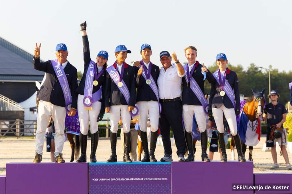 FRA_Equitation's tweet photo. #jumping ILS L’ONT FAIT ! 🏆🇫🇷 Capucine Prudhomme &amp; Cayenne BF Z, Jack Conlon Gateau &amp; Amour d'un Jour, Ewen China &amp; Bacchus d'Ecames, Nohlan Vallat &amp; Eole Cyclamen et Toscane Carloni Richard &amp; Ambre d'Ermisserie sont champions d’Europe Juniors !  🎊⤵️
https://t.co/BOaUqEGzQ2 https://t.co/TxWKJOkPdL