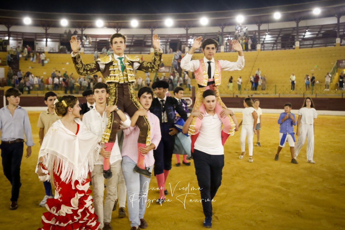 aplausos's tweet photo. ✍️LA LÍNEA DE LA CONCEPCIÓN I Un épico Román y un torero Zulueta triunfan con una buena novillada de Núñez de Tarifa
💠Por Juan Luis Adrada. Fotos: Juan A. Viedma ( @fototaurina_jv )
#ManuelRoman @JavierZuluetaM #CristianGonzalez
https://t.co/zlqS2I2xvi https://t.co/F44UNlwU1X