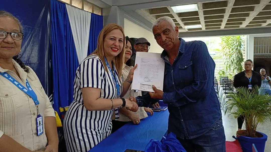 uptlara's tweet image. #18Julio|| En un acto emotivo nuestra Rectora @michellyvivas entregó la Resolución de Providencia Administrativa de Jubilación julio 2024 a 25 trabajadores docentes, administrativos y de servicio.

Felicitaciones.!!

#SomosUptaeb