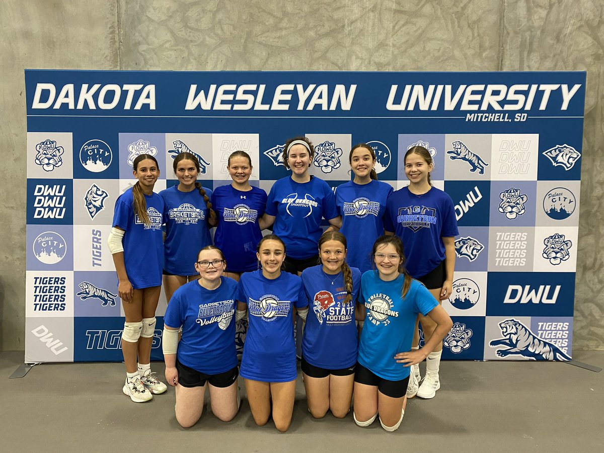 BlueDragonVB's tweet image. This crew won 3 and split 1 at team camp today in Mitchell.  It was a good day for these young Blue Dragons!