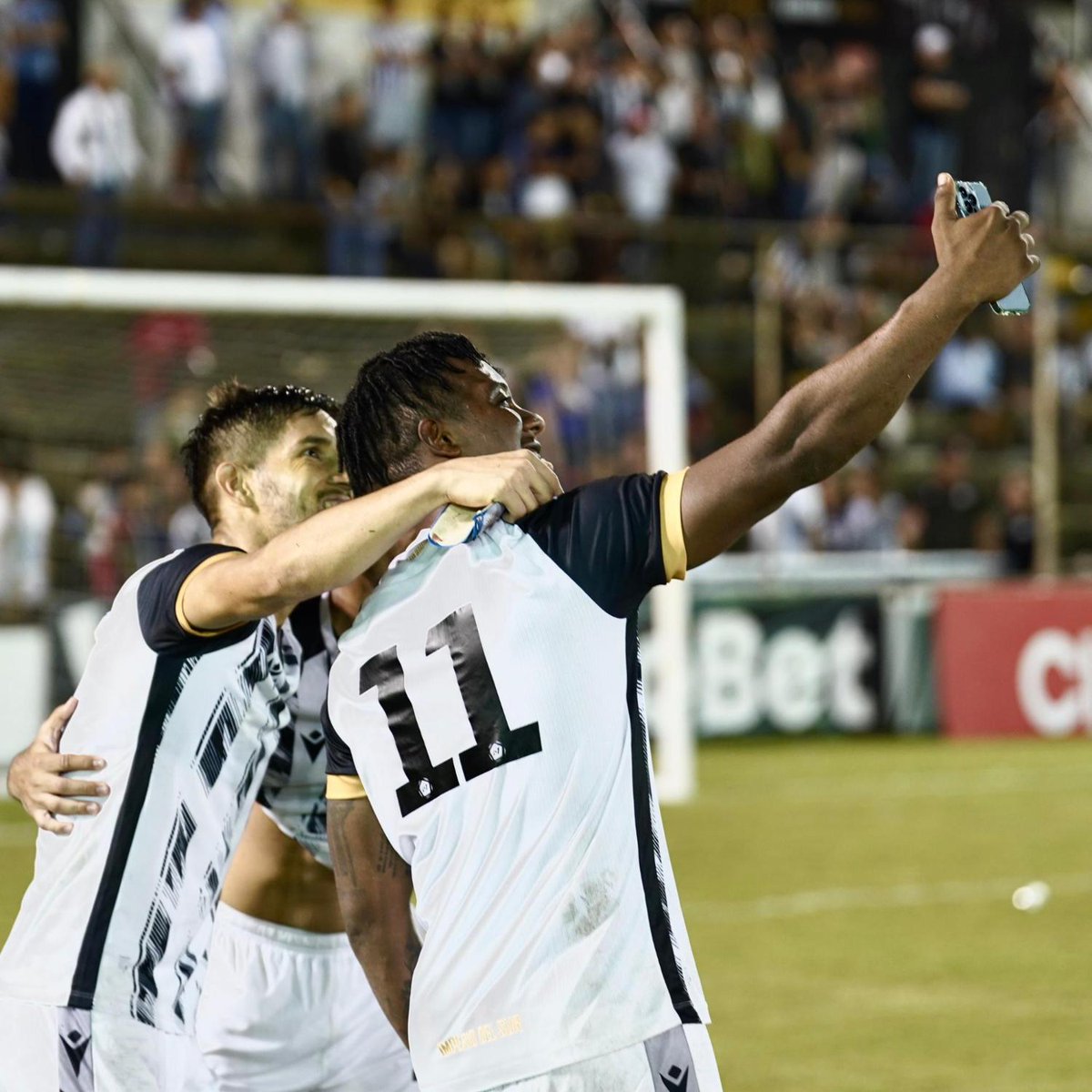 Futbolcentroame's tweet photo. ¡LOS CACIQUES VAN POR UN NUEVO TROFEO🤨🏆!
Diriangén🏹 eliminó a Real Estelí para avanzar a la GRAN FINAL de la #CopaPrimera🇳🇮 donde chocarán ante los Indígenas de Matagalpa.
Este domingo 21 de julio será el encuentro. 🔥
Garantía de juegazo. 🤩 https://t.co/4hF9bGmVZZ