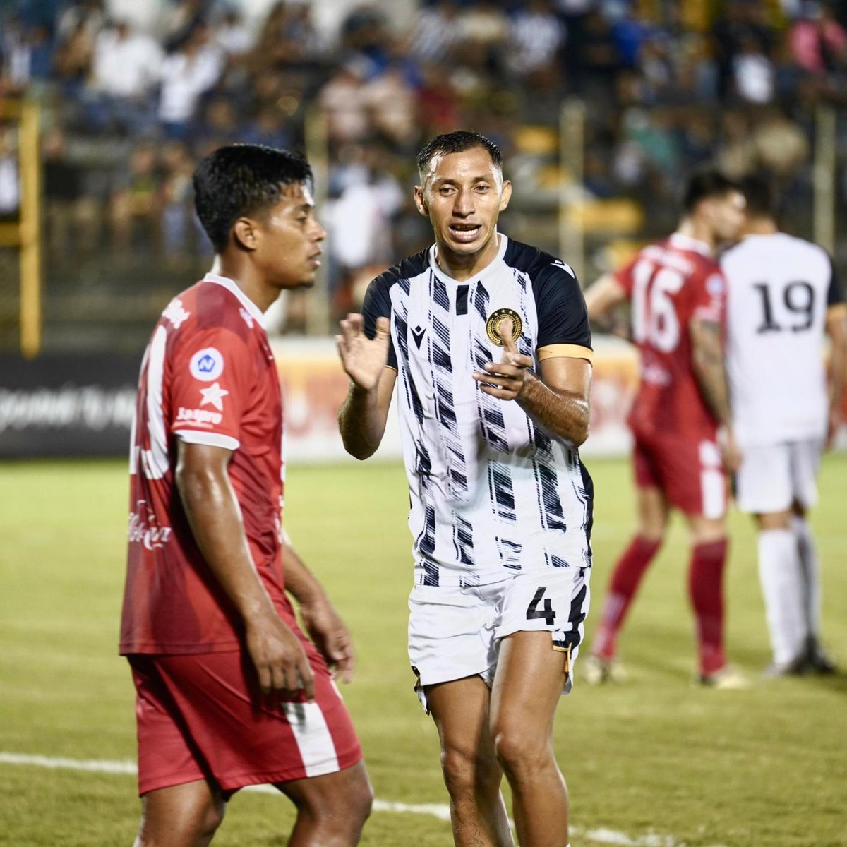 Futbolcentroame's tweet photo. ¡LOS CACIQUES VAN POR UN NUEVO TROFEO🤨🏆!
Diriangén🏹 eliminó a Real Estelí para avanzar a la GRAN FINAL de la #CopaPrimera🇳🇮 donde chocarán ante los Indígenas de Matagalpa.
Este domingo 21 de julio será el encuentro. 🔥
Garantía de juegazo. 🤩 https://t.co/4hF9bGmVZZ