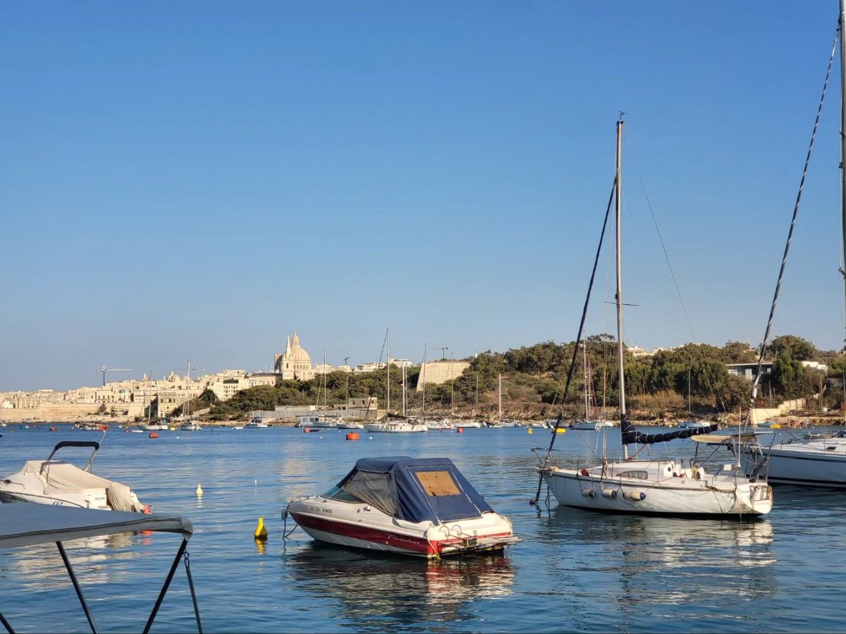 MariaSender's tweet photo. El pueblo en el que está el hotel no es gran cosa, pero del otro lado del agua está La Valletta...
#Malta #LaValletta #gzira https://t.co/hcvXxgVMha