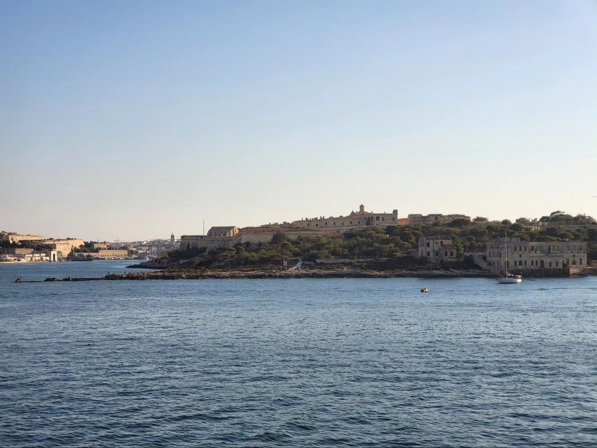 MariaSender's tweet photo. El pueblo en el que está el hotel no es gran cosa, pero del otro lado del agua está La Valletta...
#Malta #LaValletta #gzira https://t.co/hcvXxgVMha