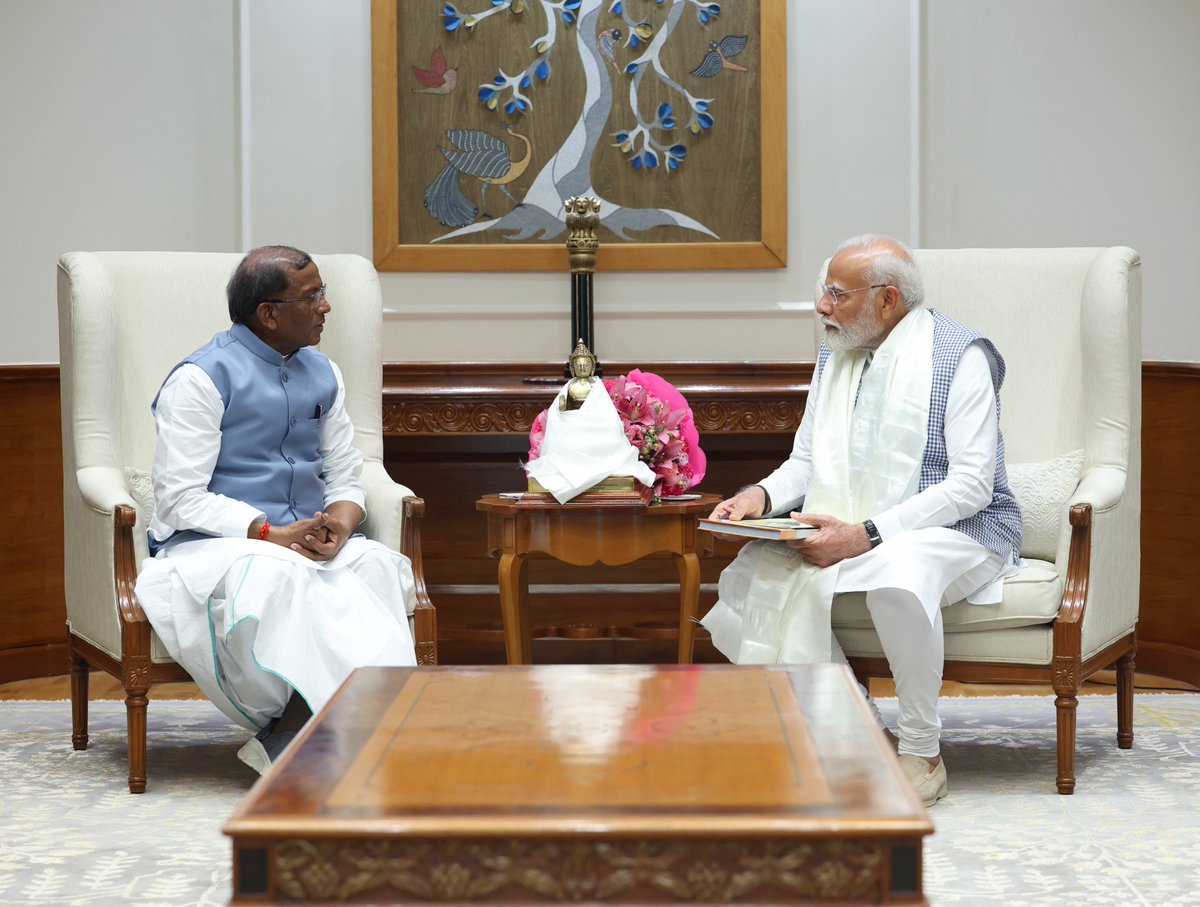 crime_detection's tweet image. Governor of Sikkim, Shri Lakshman Acharya met Prime Minister #PMModi today.

#PMModiSecurity