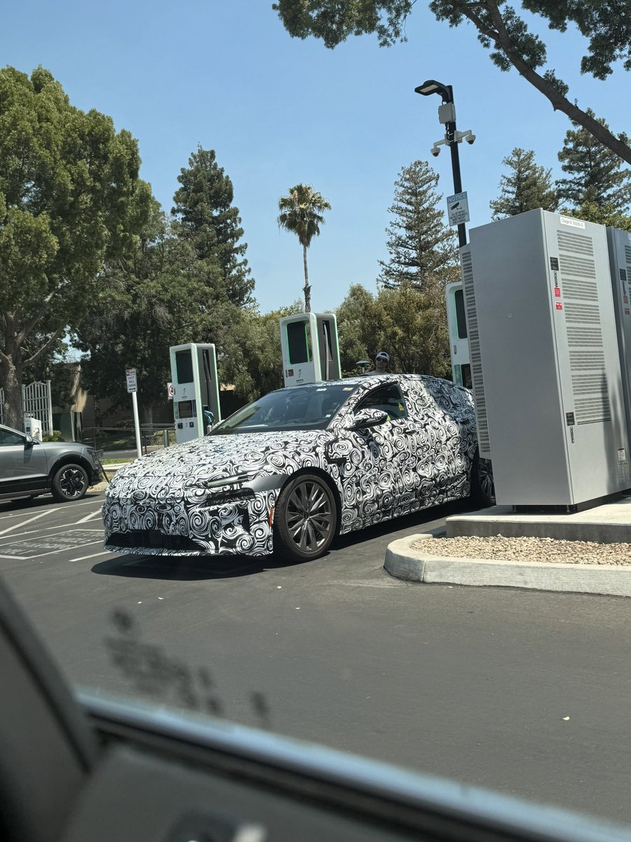 ChadChristian31's tweet photo. Any thoughts of what EV this is? 
Spotted in Fresno CA @ElectrifyAm 

Audi? https://t.co/TPfWacyBSw