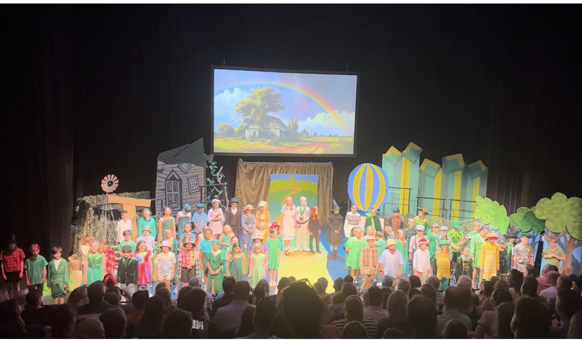 Am noson wych heno ym mherfformiad sioe gadael Blwyddyn 6 o ‘Dewin yr Os’. Roedd y plant i gyd yn anhygoel ac wedi serennu ⭐️ 

What an outstanding performance tonight by everyone in the Year 6 leavers show of ‘Wizard of Oz’. The children were all amazing!! Da iawn chi!! 👏 💚