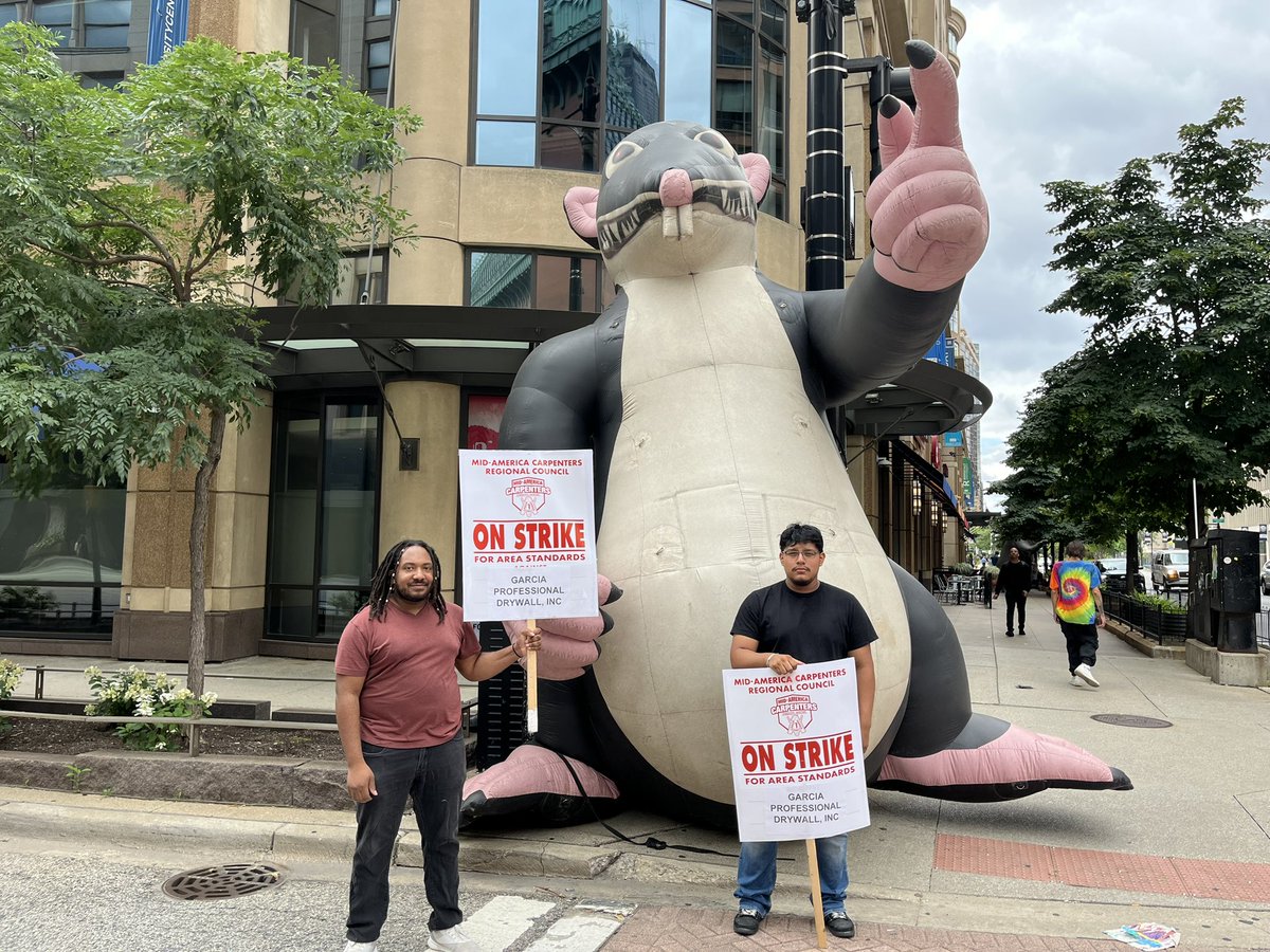 MidAmCarpenters's tweet photo. IRATE ON STATE!
#Local1 featuring 2 Scabbies at 521 S State in downtown Chicago. Area Standard against Garcia Professional Drywall. This is soon to be Planet Fitness needs to set their Lunk Alarm off on these scabs working on their facility! https://t.co/wQ8D2S0AJC
