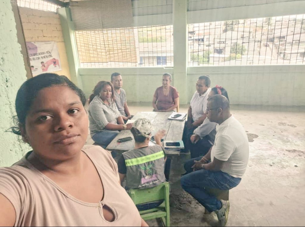 OscarIbarraR7's tweet photo. Trabajando por la comunidad de la mano de #Alcaldiaciudadana Lupe Pachito y #Miess . @alcaldiagye @aquilesalvarez https://t.co/g4Yw7kHXco