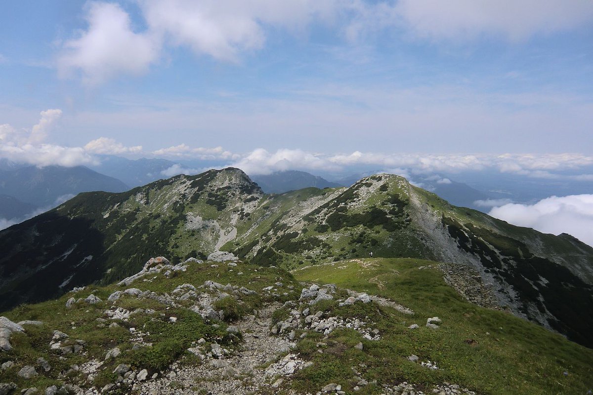 Blick vom höchsten im Estergebirge, dem Krottenkopf 2086m auf zwei der drei weiteren über 2000m, dem Oberen Rißkopf und dem Kareck. Von Krün mit eMTB Unterstützung bis zur Materialseilbahn der Weilheimer Hütte 34km 1380Hm 5h, zum Schluss noch ein erfrischendes Bad im Barmsee.