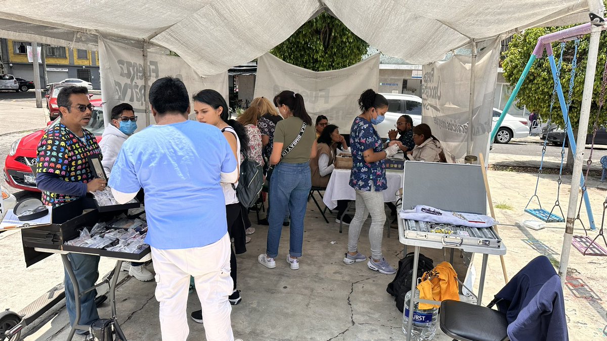 arturo_elias70's tweet photo. Nos encontramos llevando a nuestros vecinos de la Nva Santa María en Azcapotzalco, la
Jornada de Servicios que el Dip @vhlobo  ofrece día a día para beneficio de la Ciudadanía #FuerzaDemocratica siempre ayudando a nuestros vecinos de la CDMX #EquipoLobo https://t.co/rasD4COCl9
