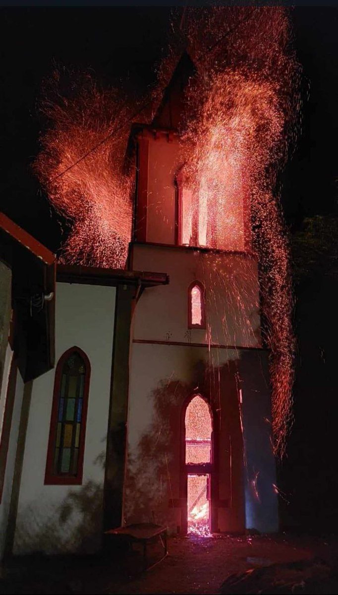Bastien_VDK's tweet photo. Après l'église de Saint-Louis, c'est l'église de Vao, à l'Île des Pins, qui a été incendiée par les émeutiers indépendantistes.

La destruction organisée des symboles chrétiens en #NouvelleCalédonie est révoltante. L'absence totale de réaction de l'État l'est tout autant. https://t.co/5MhWdzd52P