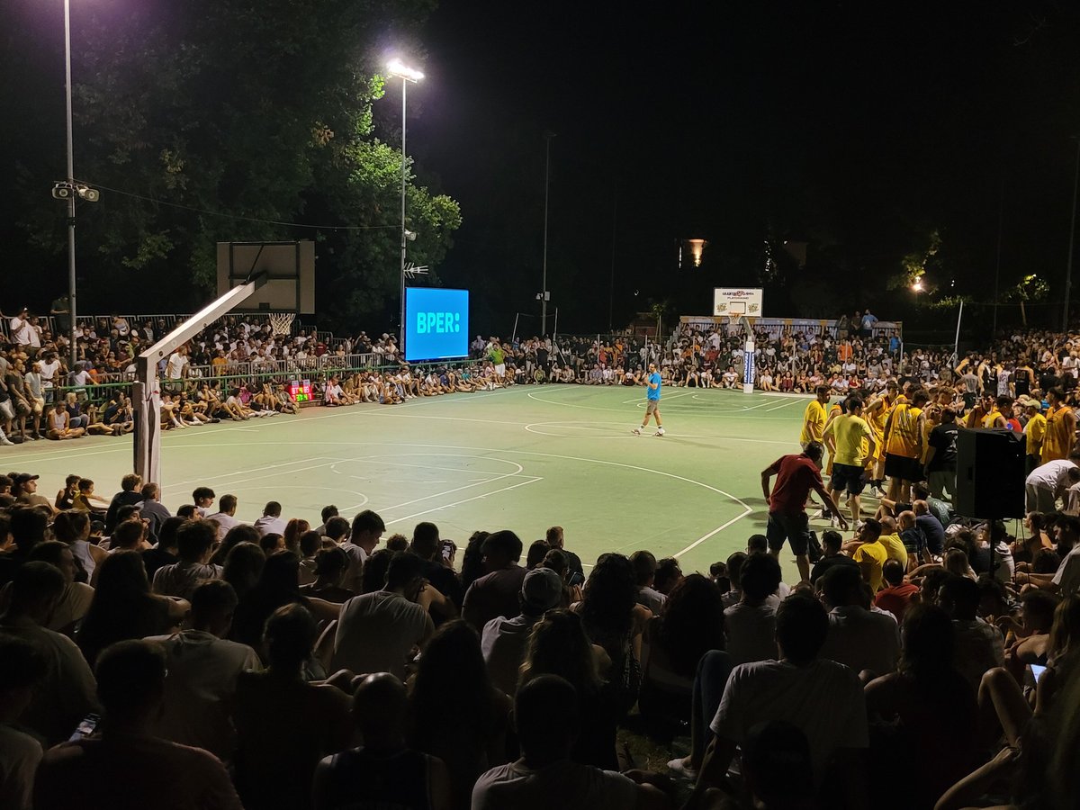 AleVenturs's tweet photo. Il #basket 🏀 a #Bologna è una regola. @parallelecinico https://t.co/Qq7jrIjFXk