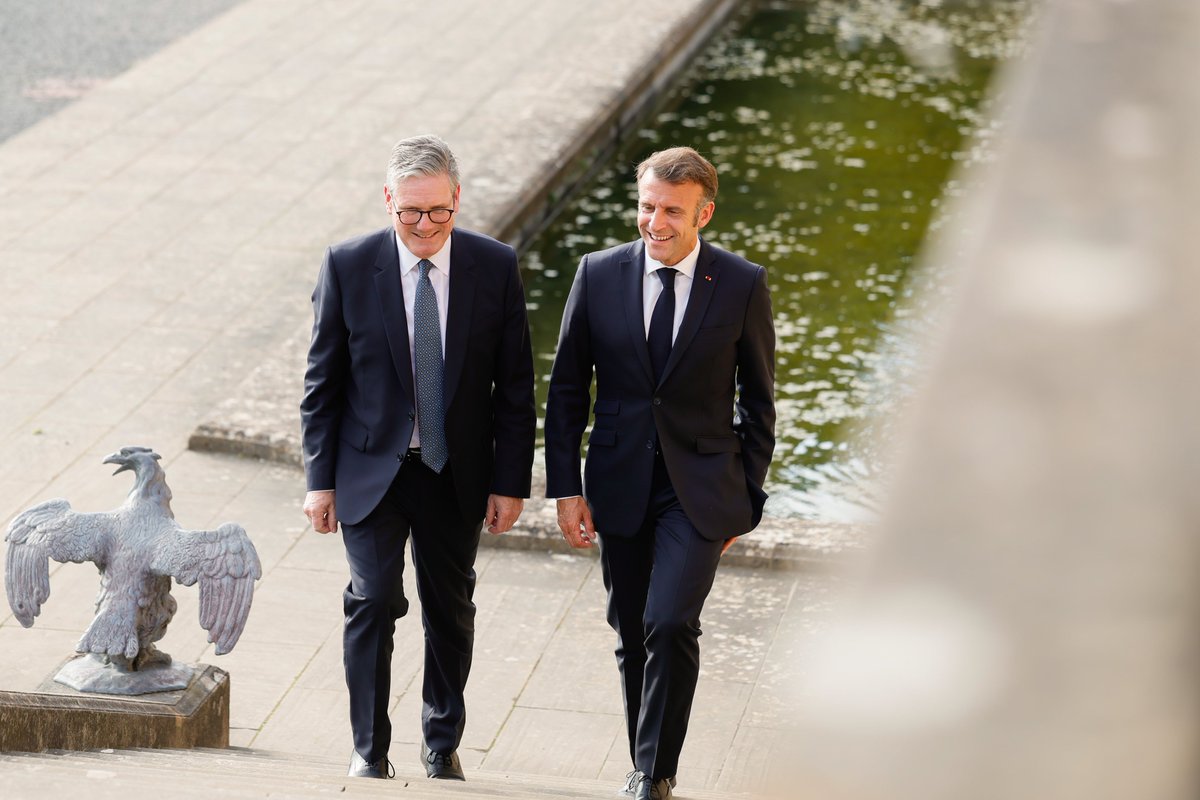 EmmanuelMacron's tweet photo. Les liens que nous entretenons, Britanniques et Français, et notre action pour faire de la Communauté politique européenne une force motrice, permettront de bâtir un monde plus sûr et plus juste.

Merci pour votre accueil et pour nos échanges, cher Premier ministre @Keir_Starmer. https://t.co/TsmoVED3gB