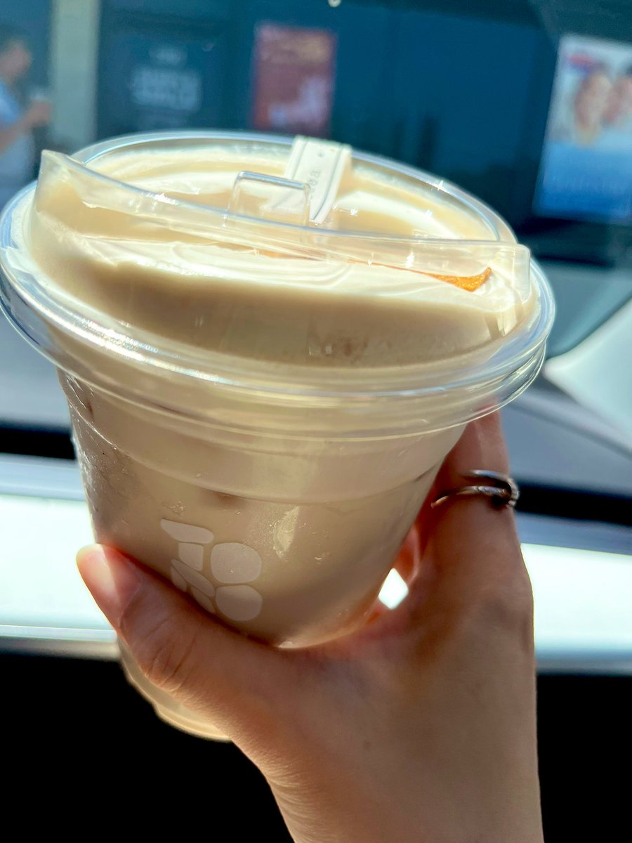 Dalgona Cloud top oolong latte 🤔